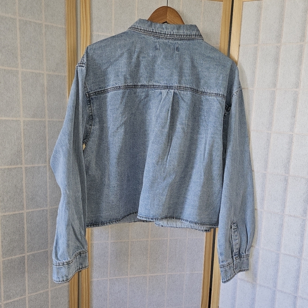 Thread and Supply Cropped Denim Shirt - Picture 6 of 6